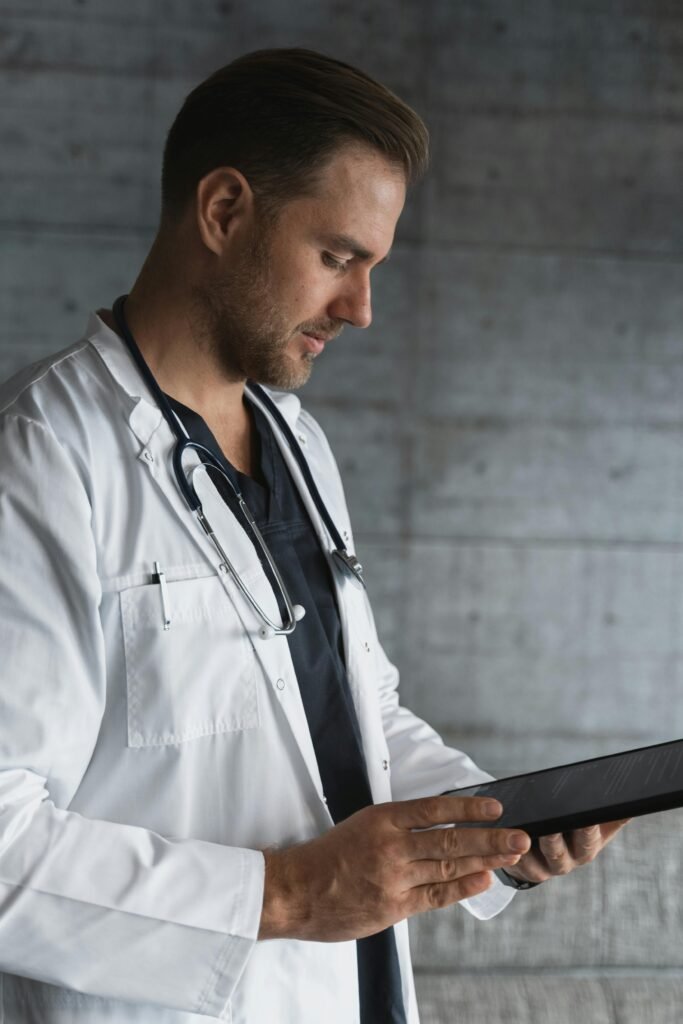 Doctor de perfil revisando información en una tablet