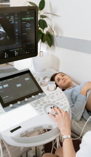 Mujer acostada realizándose una ecografía abdominal