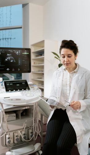 Especialista analizando resultados en monitor de ecografía